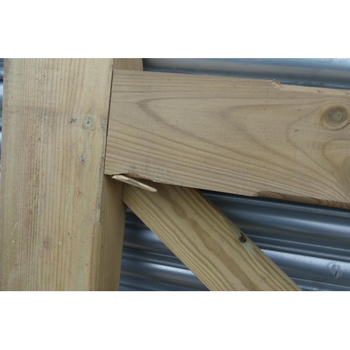 6272 - 1 x Wooden gate measuring approx 275cm / 9' - Please note this gate is damaged