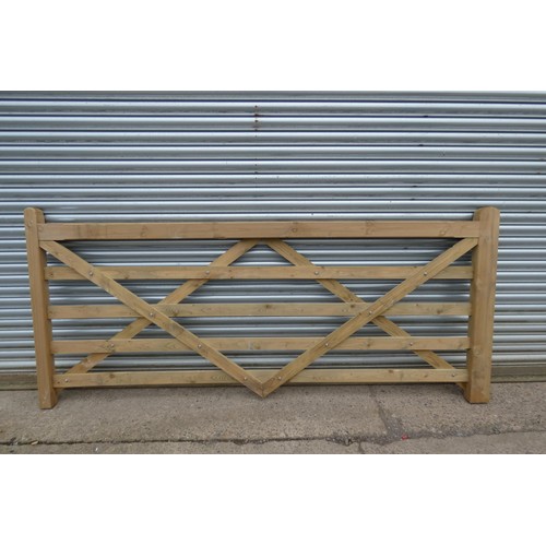 6272 - 1 x Wooden gate measuring approx 275cm / 9' - Please note this gate is damaged