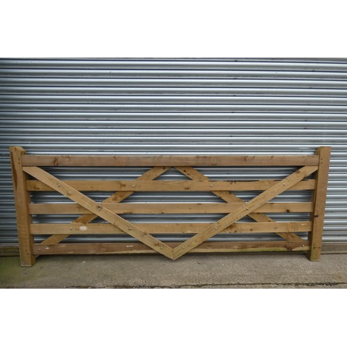 6273 - 1 x Wooden gate measuring approx 305cm / 10' - Please note this gate is damaged