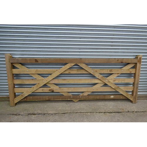 6273 - 1 x Wooden gate measuring approx 305cm / 10' - Please note this gate is damaged