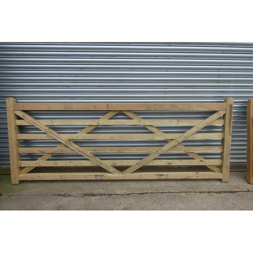 6274 - 1 x Wooden gate measuring approx 305cm / 10'