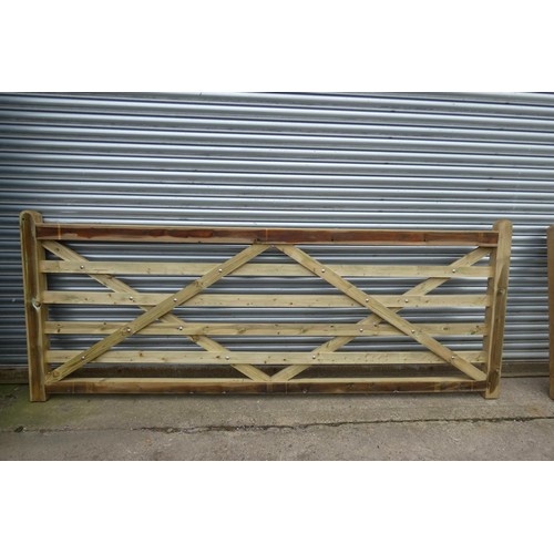 6274 - 1 x Wooden gate measuring approx 305cm / 10'