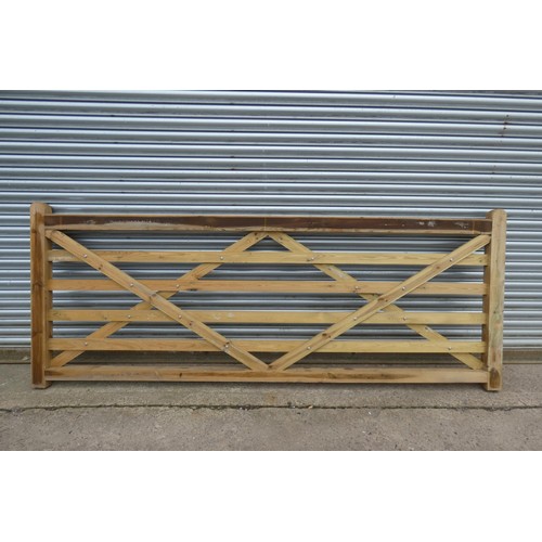 6275 - 1 x Wooden gate measuring approx 305cm / 10' - Please note this gate is damaged