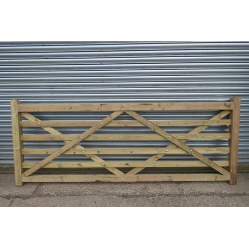 6276 - 1 x Wooden gate measuring approx 305cm / 10'