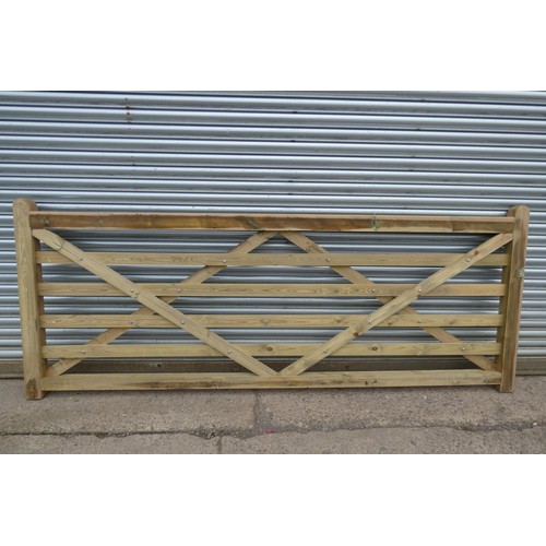 6276 - 1 x Wooden gate measuring approx 305cm / 10'