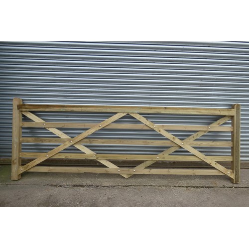 6277 - 1 x Wooden gate measuring approx 335cm / 77' - Please note this gate is damaged