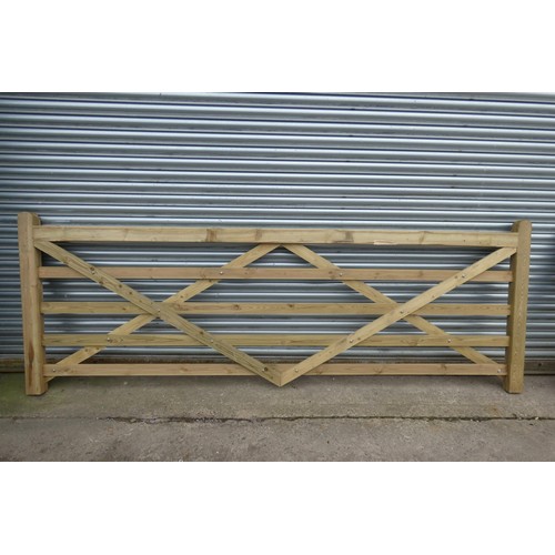 6277 - 1 x Wooden gate measuring approx 335cm / 77' - Please note this gate is damaged