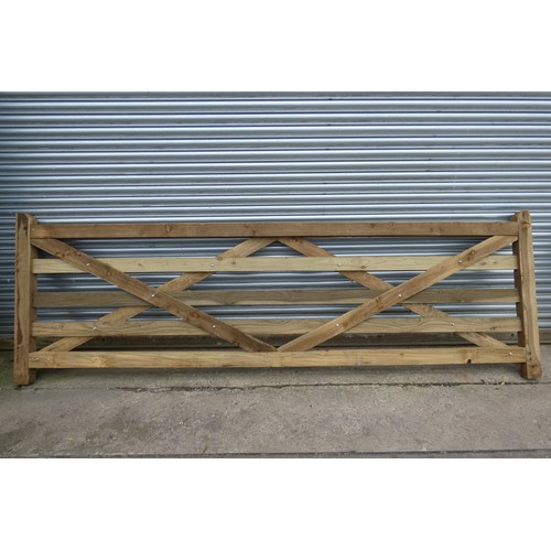 6278 - 1 x Wooden gate measuring approx 366cm / 12' - Please note this gate is damaged