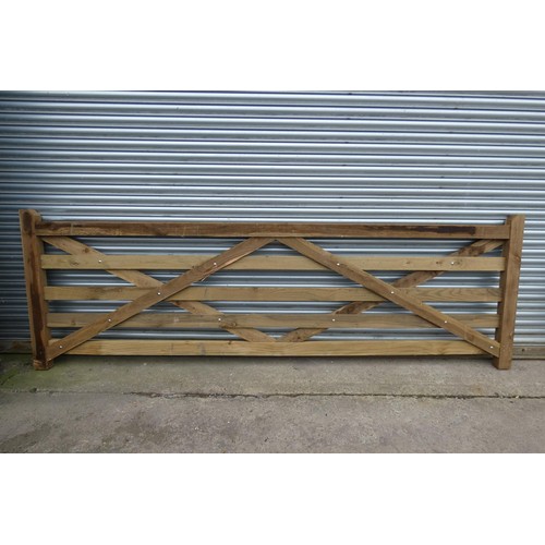 6278 - 1 x Wooden gate measuring approx 366cm / 12' - Please note this gate is damaged