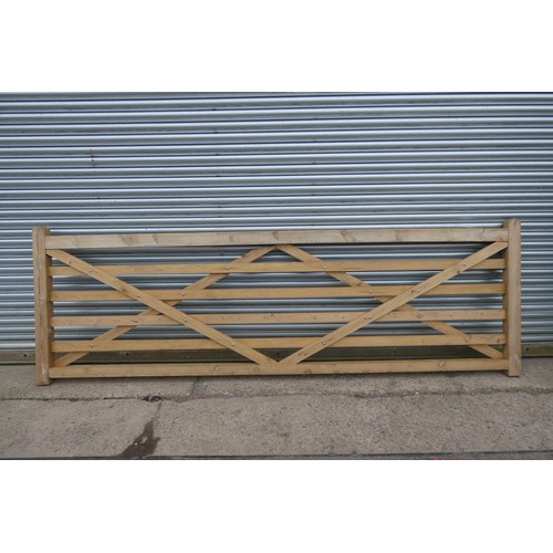 6279 - 1 x Wooden gate measuring approx 366cm / 12' - Please note this gate is damaged