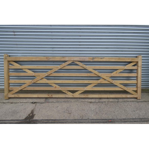 6279 - 1 x Wooden gate measuring approx 366cm / 12' - Please note this gate is damaged