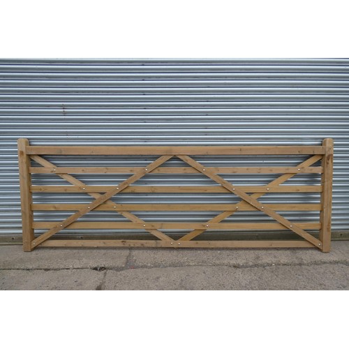 6280 - 1 x Wooden gate measuring approx 366cm / 12' - Please note this gate has slight damage