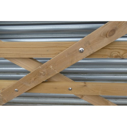 6280 - 1 x Wooden gate measuring approx 366cm / 12' - Please note this gate has slight damage