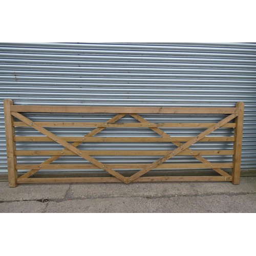 6280 - 1 x Wooden gate measuring approx 366cm / 12' - Please note this gate has slight damage