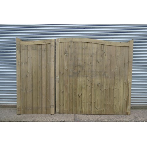 6281 - A set of driveway gates measuring approx 281cm L x 189cm H (1 x 92cm /3ft, 1 x 189cm x 6'2)