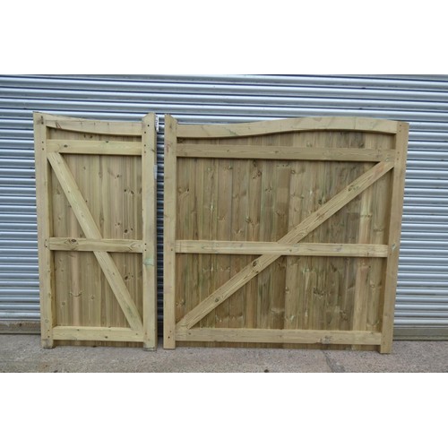 6281 - A set of driveway gates measuring approx 281cm L x 189cm H (1 x 92cm /3ft, 1 x 189cm x 6'2)