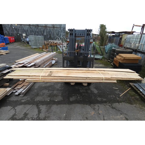 6229 - A quantity of Waney edge boards, lengths vary up to approx 300cm long - middle stack