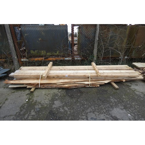 6230 - A quantity various timber comprising of 14.5cm x 4.5cm and various waney edge boards, lengths vary u... 