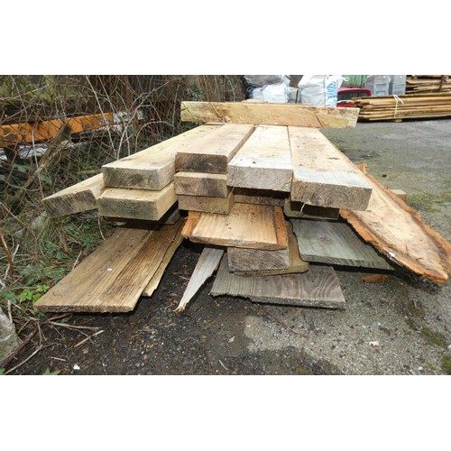 6230 - A quantity various timber comprising of 14.5cm x 4.5cm and various waney edge boards, lengths vary u... 