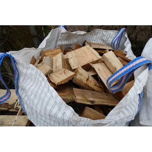 6233 - 2 x dumpy bags containing a quantity of various wood offcuts