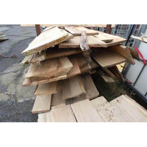 6240 - A quantity of waney edge boards, lengths vary up to approx 450cm L - Bottom stack