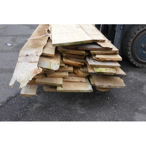 6241 - A quantity of waney edge boards, lengths vary up to approx 250 cm L - Top stack