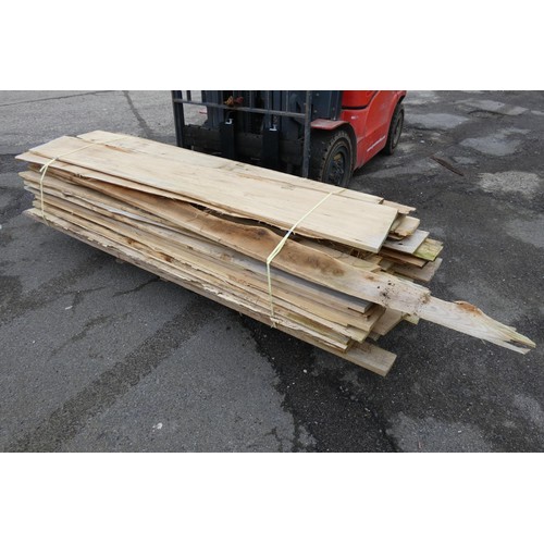 6241 - A quantity of waney edge boards, lengths vary up to approx 250 cm L - Top stack