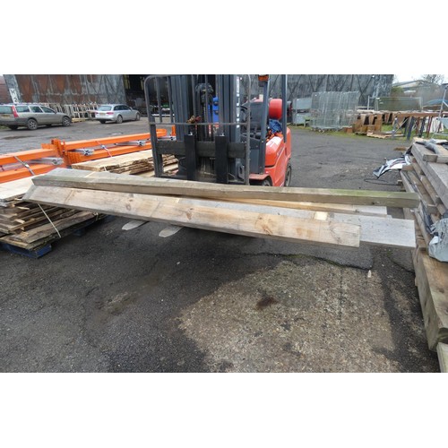 6252 - A quantity of various timber to include 20 x 5cm, 10 x 7cm, 17 x 8cm etc, lengths vary up to approx ... 