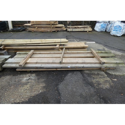 6253 - A quantity of various timber to include 25 x 5cm, 13 x 5cm, 17 x 5cm etc, lengths vary up to approx ... 