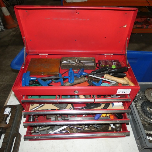 5071 - A red metal bench top tool chest with 6 drawers and lift up lid approx 60 x 26 x 35cm high containin... 