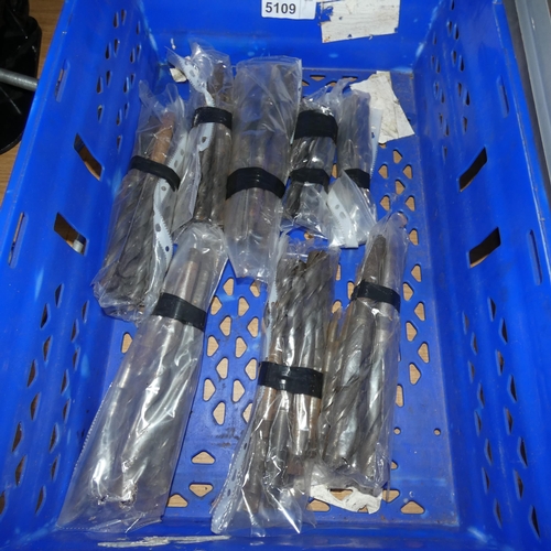 5109 - A quantity of various taper shank drill bit. Please note that the plastic crate is not included