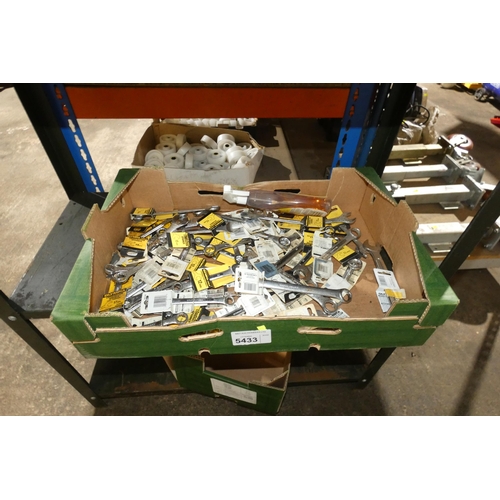 5433 - A quantity of various spanners