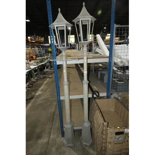 5434 - 2 x metal lamp posts (no glass for lamp included)