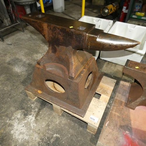 5510 - 1 x blacksmiths anvil with stand - Anvil is marked 250kg