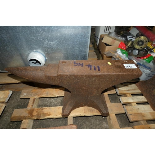 5516 - 1 x blacksmiths anvil - Anvil is marked 114kg