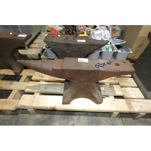 5517 - 1 x blacksmiths anvil - Anvil is marked 94kg