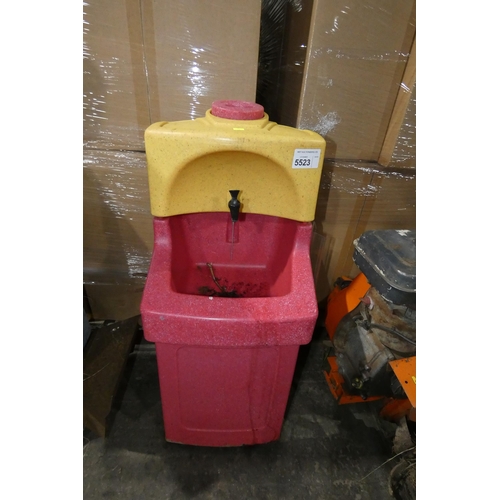 5523 - 1 x plastic hand washing station