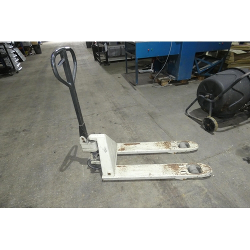 5530 - 1 x set of pallet trucks by Crown - Require attention (do not go up or down)