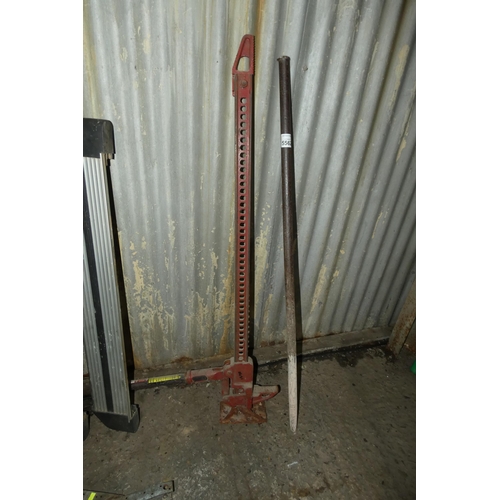 5562 - 1 x hand operated high lift jack with handle (approx 48 inch high) and 1 x iron bar approx 50 inch l... 