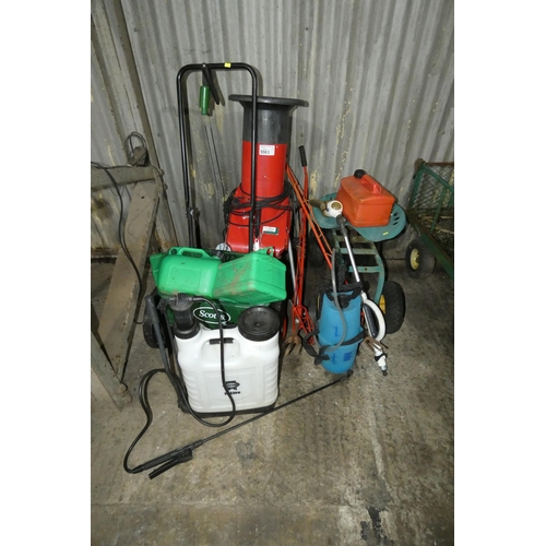 5563 - A quantity of various garden items including a garden waste shredder 240v, 2 x hand operated sprayer... 