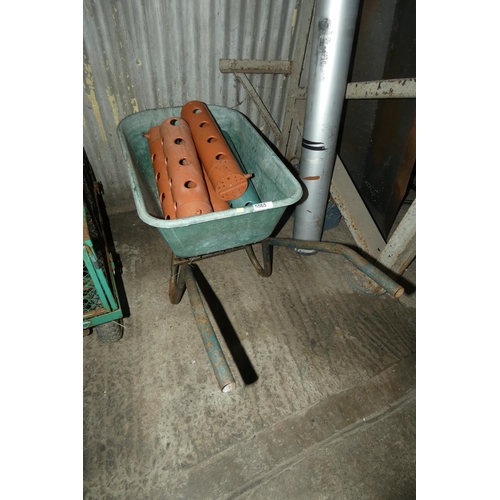 5565 - 1 x wheel barrow and 5 x wall hung plastic planters with hose pipe connection built in