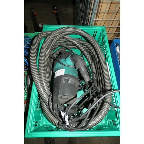 5090 - 1 x submersible pump 240v (no make visible)