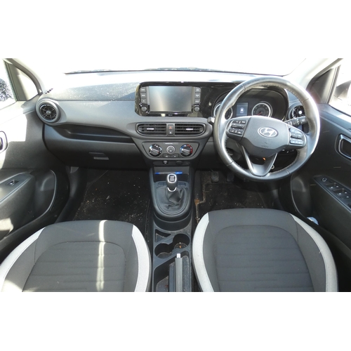 2 - Hyundai  i10 SE Connect MPI  5dr hatchback white, Reg WF70 OMM, 1st reg: 28/09/2020, 5 speed manual ... 