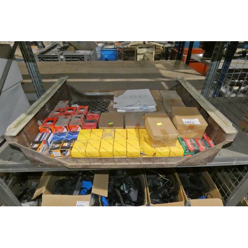 5472 - A quantity of various screws. Contents of 1 shelf and please note that the plastic crate is not incl... 