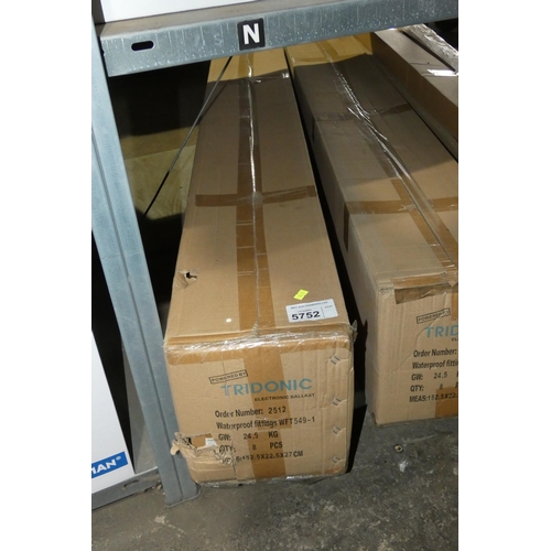 5752 - 1 box containing 8 x Power Beam WFT549-1 lights with Tridonic ballasts