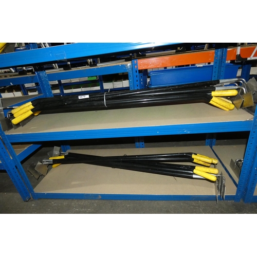 5670 - 20 x long handled hoe type tools. Contents of 2 shelves