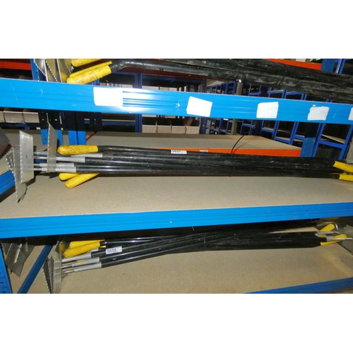 5657 - 10 x long handled hoe type tools