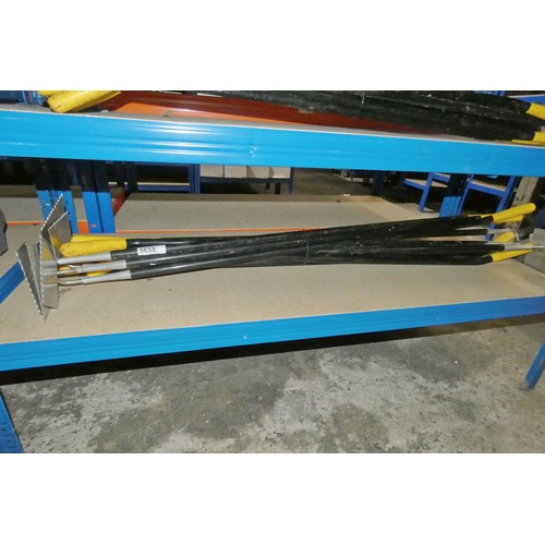 5658 - 10 x long handled hoe type tools