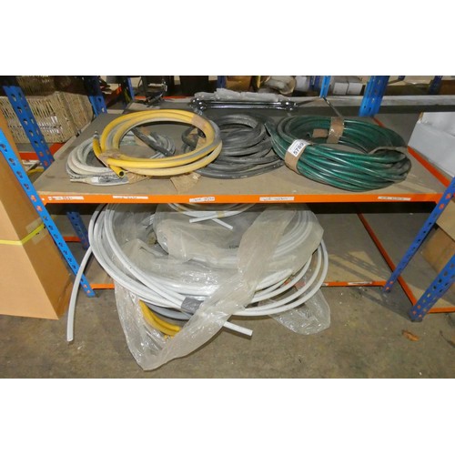 5789 - A quantity of various hose / pipe. Contents of 2 shelves