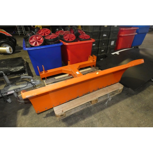 5830 - 1 x Tomlin LA302 fore end snow plough attachment approx 138cm wide - To suit Kubota garden tractor o... 